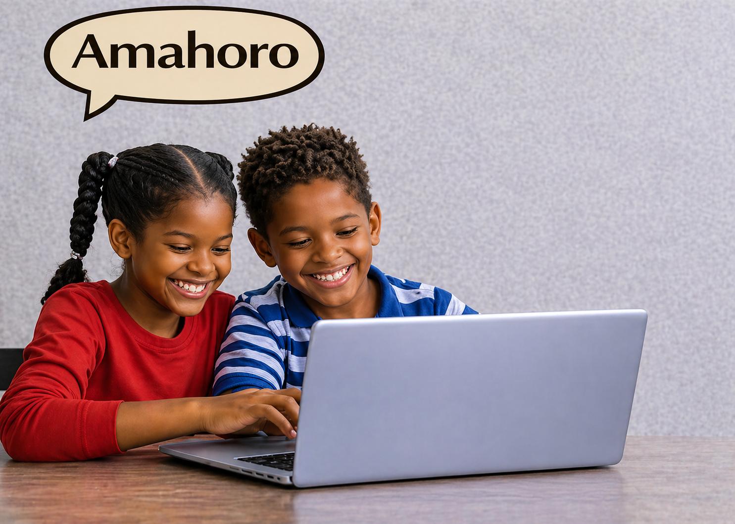 Deux enfants souriants devant un ordinateur portable, bulle « Amahoro ».